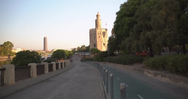 Torre Del Oro Sevilla Guadalquivir Nehri Sabahın Erken Saatlerinde Turist — Stok video