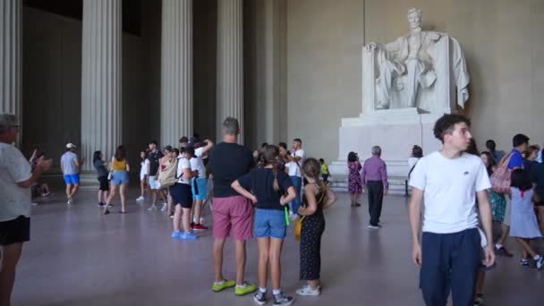 游客们欣赏林肯纪念堂 来自世界各地的游客来到这个华盛顿的旅游胜地 — 图库视频影像