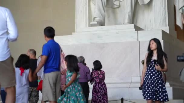 Turyści Robią Sobie Selfie Prezydentem Abrahamem Lincolnem Memorial Temat Turystyczny — Wideo stockowe
