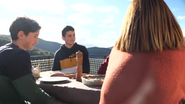 Keluarga Duduk Meja Menunggu Makanan Mereka Pada Liburan Mereka Perancis — Stok Video