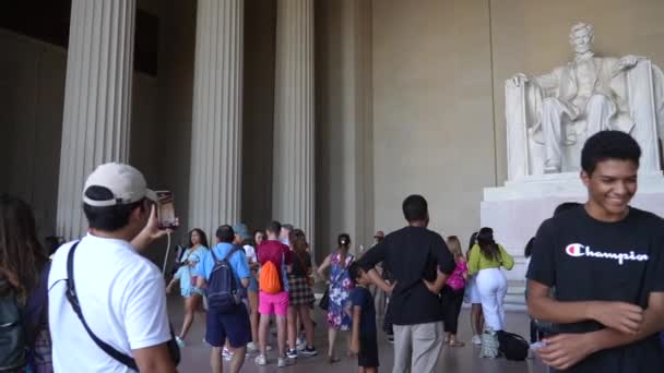 外国からの観光客は国立モールのリンカーン記念館を訪れる エイブラハム リンカーン大統領の大理石像 — ストック動画