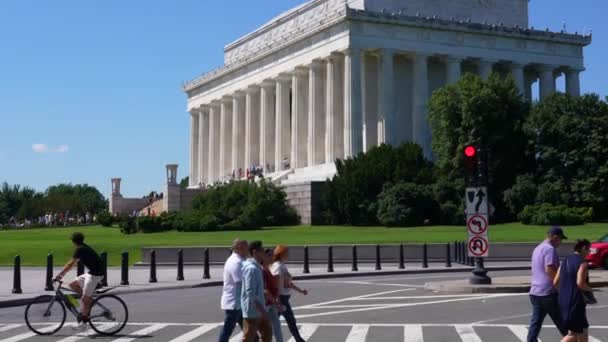 Turyści Waszyngtonie Przechodzą Przez Ulicę Lincoln Memorial Słynna Największa Atrakcja — Wideo stockowe