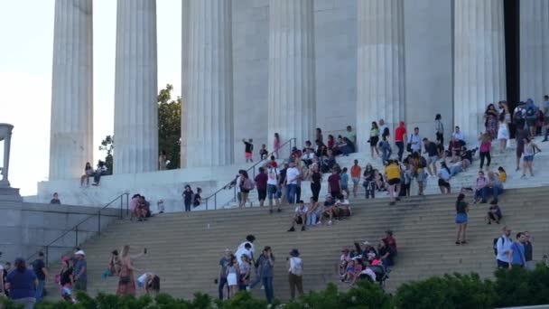 Bezoekers Trappen Bij Lincoln Memorial President Abe Lincoln Vereerd Stijgen — Stockvideo