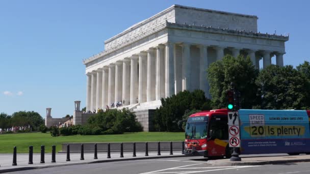 Autobus Wycieczkowy National Mall Zatrzymuje Się Przy Lincoln Memorial Słynna — Wideo stockowe