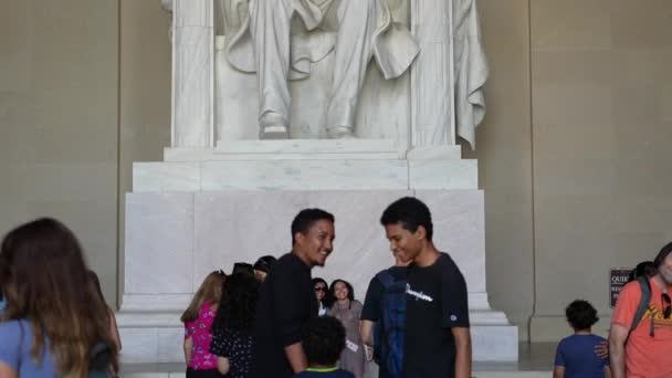 Pemuda Afrika Amerika Mengunjungi Lincoln Memorial Presiden Diukir Kuil Marmer — Stok Video