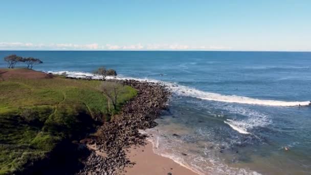 Drone Pan Aérea Tiro Surfistas Line Recife Paisagem Rochosa Paisagem — Vídeo de Stock