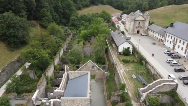 Drone Flyover Dari Pabrik Senjata Lama Dan Gereja Spanyol Eropa — Stok Video