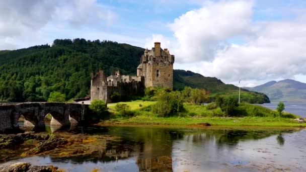 Historyczny Średniowieczny Zamek Eilean Donan Scottish Highlands Dolly — Wideo stockowe