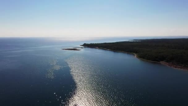 Flygfoto Över Västra Ålands Kust Soligt Sommardag Finland Spårning Drönarskott — Stockvideo