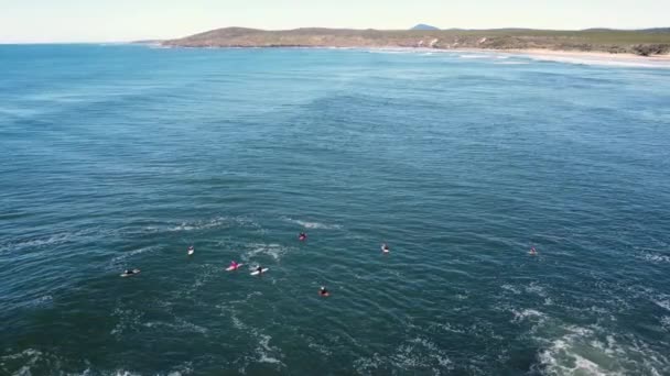 Drone Tiro Aéreo Surfistas Locais Esperando Formação Turismo Viagens Natureza — Vídeo de Stock