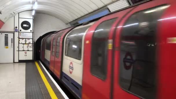 Metro Arriveert Snel Leeg Metrostation Britse Hoofdstad — Stockvideo