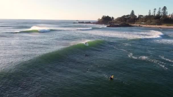 Luchtvaart Drone Schot Van Belangrijkste Stad Strand Golven Schuim Deining — Stockvideo