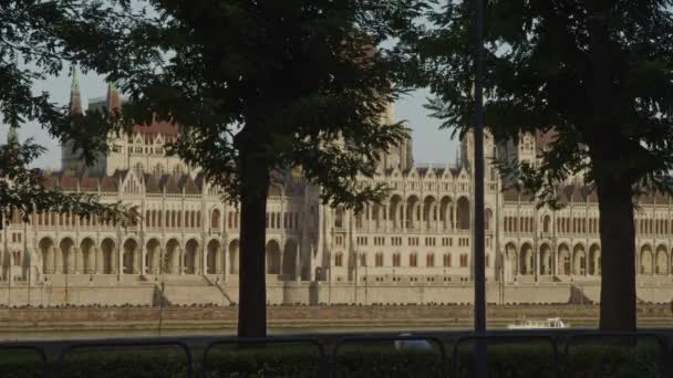 Hungría Tranvía Pasajeros Recorre Danubio Edificio Del Parlamento Puede Ver — Vídeos de Stock