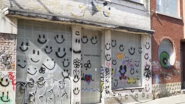 Forlatt Hus Med Alle Graffiti Smil Veggene – stockvideo