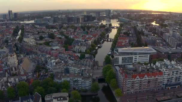 Pan Revelar Drone Disparo Sobre Centro Amsterdam Canal Lastage Amanecer — Vídeos de Stock