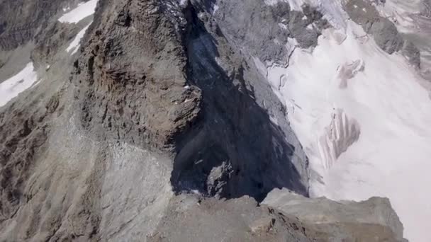 Luftaufnahme Von Der Drohne Mit Blick Auf Zerklüftetes Felsiges Gelände — Stockvideo
