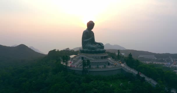 Kameradrohne Die Bei Sonnenuntergang Rechts Eine Riesige Buddha Skulptur Fliegt — Stockvideo