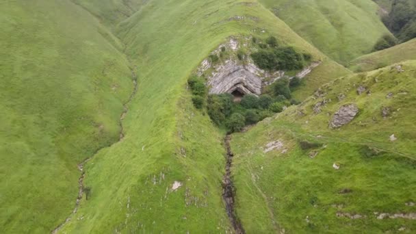 Nuvens Frias Descansando Nos Topos Das Montanhas Caverna Arpea Nos — Vídeo de Stock