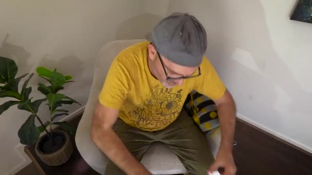 Уставший Взрослый Мужчина Принимает Таблетки Пьет Стакан Воды — стоковое видео
