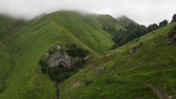 Prehistorická Jeskyně Arpea Chladného Mlhavého Dne Skryta Mezi Jasně Zelenými — Stock video