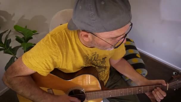 Közelkép Egy Férfiról Aki Lelkesen Játszik Akkordokat Egy Akusztikus Gitáron — Stock videók