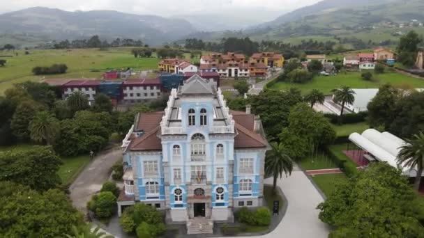 Pesawat Tak Berawak Ditembak Terbang Atas Museum Biru Emigrasi Kota — Stok Video