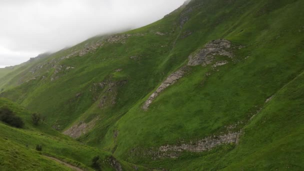 一个新鲜的绿色山谷 山顶上形成了冰冷的云彩 — 图库视频影像