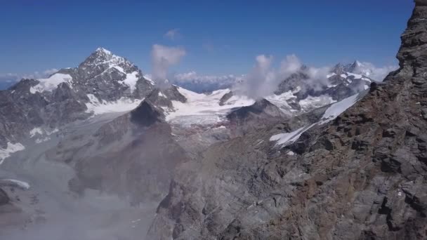 セルヴィーノ山とマッターホルン近くのアルプスの山峰 雪と氷河の谷 ドローンからの空中ビューは 風景や地平線のパノラマの高高度ビューを提供します — ストック動画