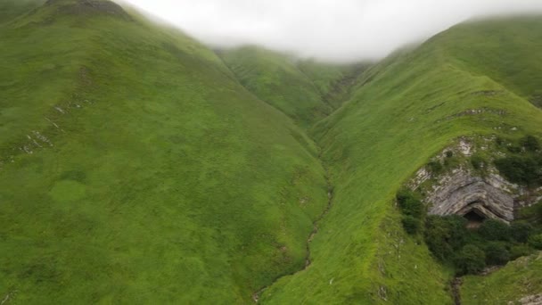 Frisse Groene Heuvels Kille Wolken Rondom Arpea Cave Pyreneeën — Stockvideo