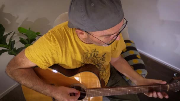 Küçük Bir Köşede Yorgun Yaşlı Bir Adam Bir Gitar Çalar — Stok video