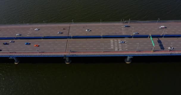 Drohnenschuss Fliegt Über Eine Brücke Die Einen Fluss Mit Viel — Stockvideo