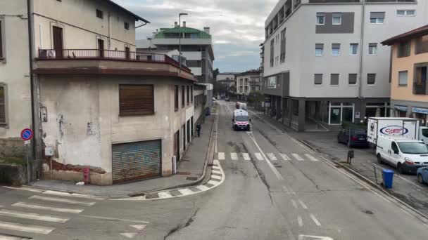 Ambulance Blikajícími Světly Blížící Starých Budov Oblačné Oblohy — Stock video