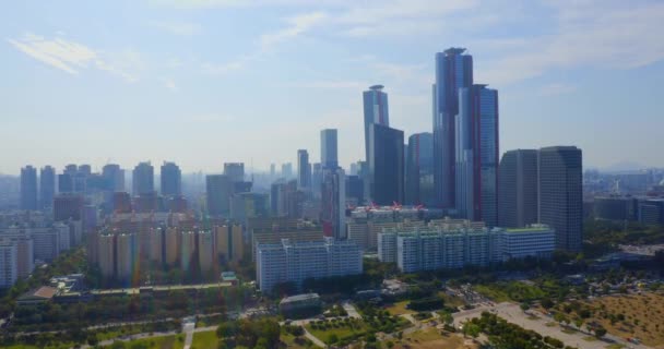 Drone Strzelił Przodu Nad Rzeką Han Kierunku Dzielnicy Biznesowej Drapaczami — Wideo stockowe