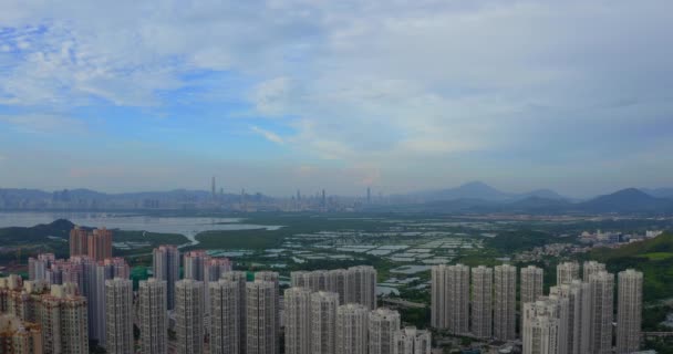 电影中的无人驾驶飞机白天在香港郊区上空向下飞行 可以看到遥远的城市深圳 — 图库视频影像