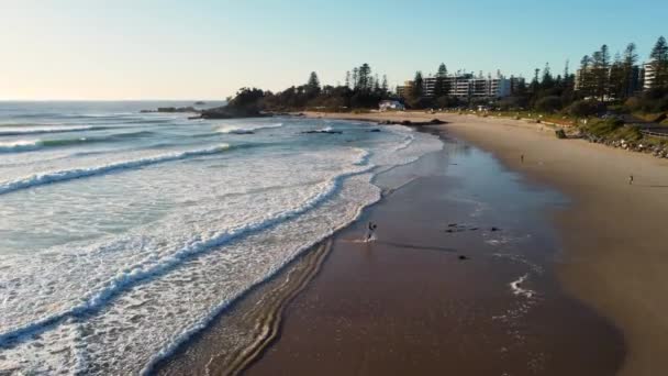 Drone Plano Cacerola Aérea Surfista Caminando Playa Ciudad Rural Costera — Vídeos de Stock