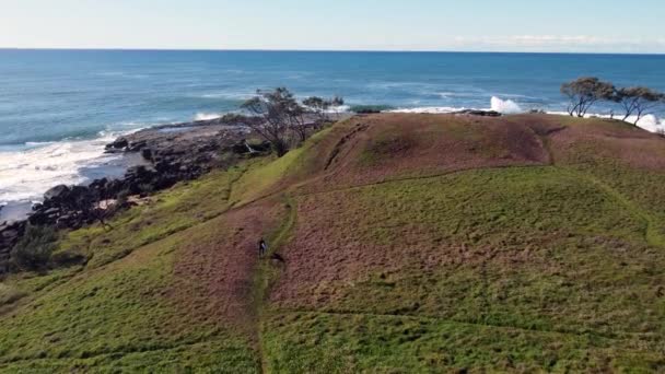 Drone Panela Aérea Tiro Surfista Caminhando Trilha Ilha Surf Break — Vídeo de Stock