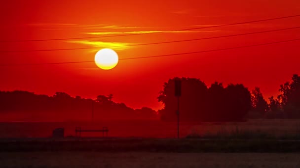 Vedere Soarelui Roșu Care Răsare Timelapse Soarele Răsare Peste Câmp — Videoclip de stoc