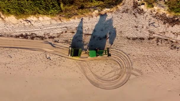 Lucht Drone Bird Eye Shot Van Trekker Schoonmaken Strand Duinen — Stockvideo