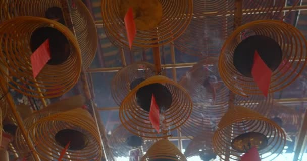 Filmaufnahme Von Kreisförmigen Räucherstäbchen Die Langsam Auf Dem Dach Brennen — Stockvideo