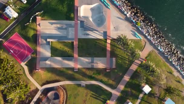 空中鸟瞰滑雪场设计乡村小镇旅游篮球场混凝土斜坡破墙麦格理港大篷车公园新南威尔士州中北海岸澳大利亚4K — 图库视频影像