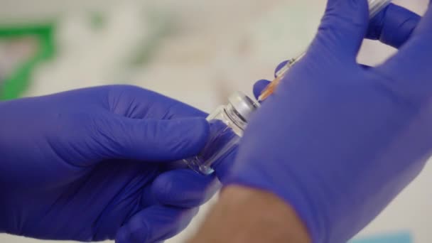 Wetenschapper Met Chirurgische Handschoenen Injectiespuit Neemt Monster Van Glazen Injectieflacon — Stockvideo