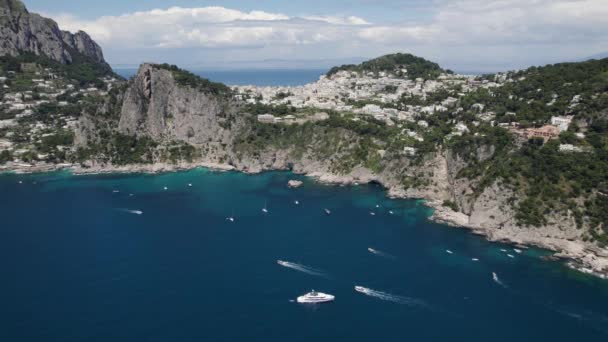 Sportboote Genießen Das Azurblaue Wasser Vor Capri Italien Antenne — Stockvideo