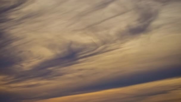 Низкоугольный Снимок Облаков Циррострата Проходящих Сквозь Время Вечернее Время После — стоковое видео