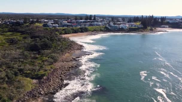 ドローンの空中風景ビュー主な町のビーチバス観光旅行太平洋山場北海岸Angourie Australia — ストック動画