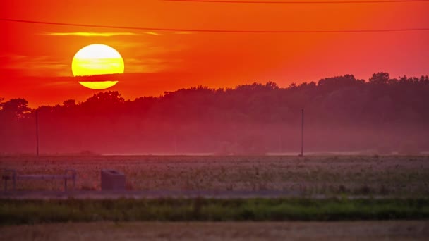 Tramonto Infuocato Ingrandito Mostrare Sole Splendente Mentre Tramonta Oltre Cielo — Video Stock