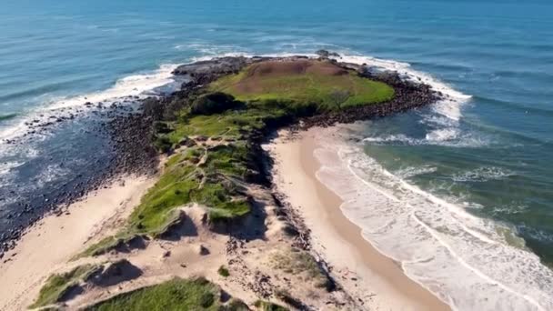 澳大利亚新南威尔士州北部海岸风光秀丽的海岛海滨暗礁破浪沙岩旅游 — 图库视频影像
