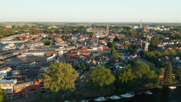 Volando Sobre Río Kattensingel Hacia Centro Gouda Países Bajos — Vídeo de stock