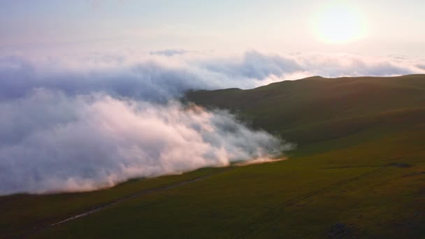 夕阳西下 云雾弥漫在山谷上空 从无人机俯瞰天空 — 图库视频影像