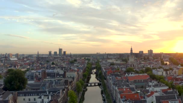 Drone Lento Disparado Sobre Centro Amsterdam Canal Zuiderkirk Nascer Sol — Vídeo de Stock
