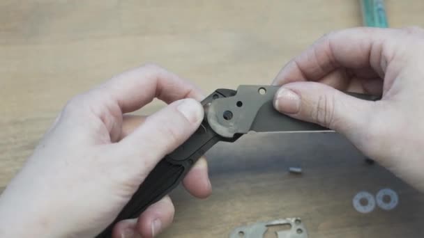 Подключение Ножевого Позвоночника Рукоятке Изготовление Карманного Ножа Заводе Крупным Планом — стоковое видео
